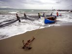nelayan-mencari-ikan-di-pantai-gampong-jawa-aceh_20170530_214544.jpg