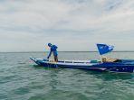 nelayan-menjaring-ikan-tuna-di-tengah-laut.jpg