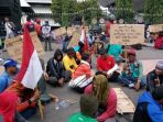 nelayan-unjuk-rasa-di-depan-kantor-gubernur-jawa-tengah_20170103_201744.jpg