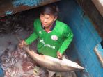 nelayan-vietnam-menunjukkan-ikan-hasil-tangkapan-ilegalnya_20170324_211414.jpg