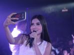 nella-kharisma-hibur-fansnya-dengan-jaran-goyang_20171118_175040.jpg