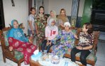 nenek-fatimah-bebas-dari-tuntutan-1-miliar_20141104_113148.jpg