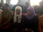 nenek-fatimah-saat-menunggu-sidang-di-pn-tangerang_20150421_120957.jpg