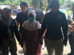 nenek-jw-saat-diamankan-di-polresta-palembang-kamis-2072017_20170721_051227.jpg