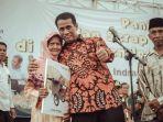 nenek-ratem-dihadiahi-mesin-perontok.jpg