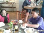 nenek-rohaya-dan-selamet-saat-santap-pagi-di-hotel_20170711_114901.jpg