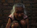 nenek-sarni-membuat-gerabah-merupakan-pekerjaan-dari-mbeh-buyutnya.jpg