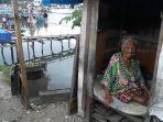 nenek-suryanah-di-gubuk.jpg