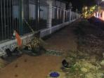 nenek-tinah-penyapu-jalan-di-sekitar-komplek-gbk-saat-salat-isya-di-trotoar_20160907_075608.jpg