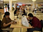 new-normal-food-court-tunjungan-plaza-pasang-sekat-pembatas_20200610_195955.jpg