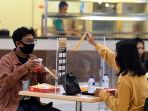 new-normal-food-court-tunjungan-plaza-pasang-sekat-pembatas_20200610_203054.jpg