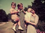 Hemat dan Cinta Binatang, Ini Tips Parenting Ratu Elizabeth II 