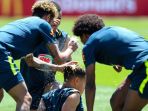 neymar-dan-marcelo-kerjai-coutinho-di-sesi-latihan-brasil-jelang-piala-dunia-2018_20180613_162519.jpg