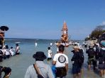 ngaben-di-laut-nusa-penida_20170728_093102.jpg