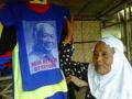 ngadiyem-menjual-kaos-bergambar-soeharto.jpg