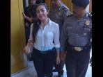 ni-luh-ratna-dewi-tersenyum-usai-menjalani-sidang-yang-memvonisnya-hu_20180608_112812.jpg