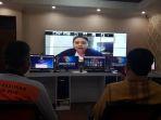 ni-putu-eka-wiryastuti-memimpin-rapat-melalui-teleconfrence.jpg