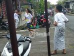 ni-wayan-norti-rambut-terurai-ketika-kesurupan-trance-dan-b_20180314_145405.jpg