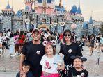 nia-ramadhani-dan-ardi-bakrie-ajak-keluarga-main-ke-disneyland-as.jpg