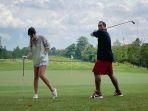nia-ramadhani-dan-ardi-bakrie-bermain-golf.jpg