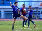 nick-kuipers-dan-wander-luiz-berduel-dalam-sesi-latihan-persib-bandung.jpg
