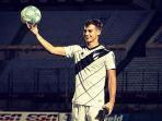 nicolas-siri-sedang-memegang-bola.jpg