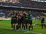 nicolo-barella-tengah-diberi-selamat-oleh-rekan-setimnya.jpg