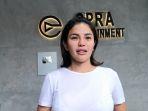 nikita-mirzani-bando-kaos-putih.jpg
