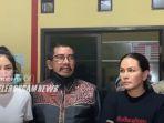 nikita-mirzani-kiri-fhami-bachmid-tengah-dan-fitri-salhuteru-kanan.jpg