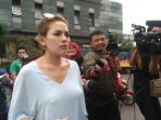 nikita-mirzani-menggunakan-baju-tipis-berwarna-biru-muda_20170427_184506.jpg