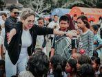 nikita-mirzani-menghibur-anak-anak-korban-gempa-bumi-di-ambon-maluku.jpg