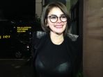 nikita-mirzani-menjalani-prosedur-berita-acara-pemeriksaan_20170331_205430.jpg