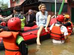 nikita-mirzani-sambangi-banjir-di-ciledug-indah_20200102_172543.jpg