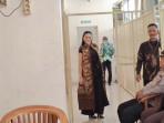 Nikita Mirzani Lenggak Lenggok Bak Model Jelang Sidang, Outfitnya Khusus untuk Hari Batik Nasional