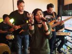 nina-wang-hibur-fansya-dari-panggung-potum-coffee_20170628_140937.jpg