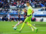 njaga-gawang-heerenveen-andries-noppert-r-menendang-bola.jpg
