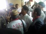 novel-bamukmin-tidak-diiizinkan-masuk-ruang-sidang-ahok_20170228_095346.jpg