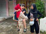 Momen Legislator PDIP Novita Hardini Ajak Buah Hati Temui Korban Banjir dan Longsor di Trenggalek