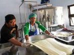 noviyanto-founder-keju-indrakila-saat-memberik.jpg