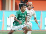 novri-setiawan-merebut-bola.jpg
