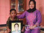 nurhayani-47-bersama-anak-bungsunya-rahmad-firdaus-mairsyelino-9-membawa-pigura-foto-almarhum.jpg