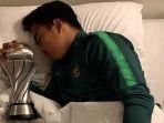 nurhidayat-tidur-memeluk-trofi-piala-aff-u-22-2019.jpg