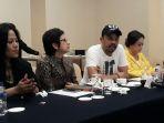 nurul-arifin-dan-maman-abdurahman-saat-jumpa-pers-di-the-ritz-carlton.jpg