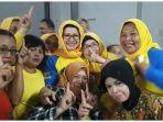 nurul-arifin-foto-bersama-warga.jpg
