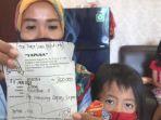 ny-santi-marisa-warga-pacar-keling-kecamatan-tambaksari-bersama-anaknya-menangis.jpg