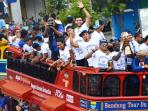 official-persib-bandung-beserta-piala-liga-super-indonesia_20141111_031832.jpg