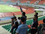 ofisial-klub-dewa-united-menyanyikan-yel-yel.jpg