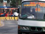 ojek-online-mebuat-penurunan-pendapatan-angkutan-umum_20151013_162908.jpg