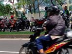 ojol-tunggu-orderan-di-jalan-satrio-casablangka-jakarta_20200527_154448.jpg