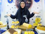 oki-setiana-dewi-saat-menunjukkan-beberapa-varian-kue-yang-ada-di-medan-par-par_20171105_193914.jpg